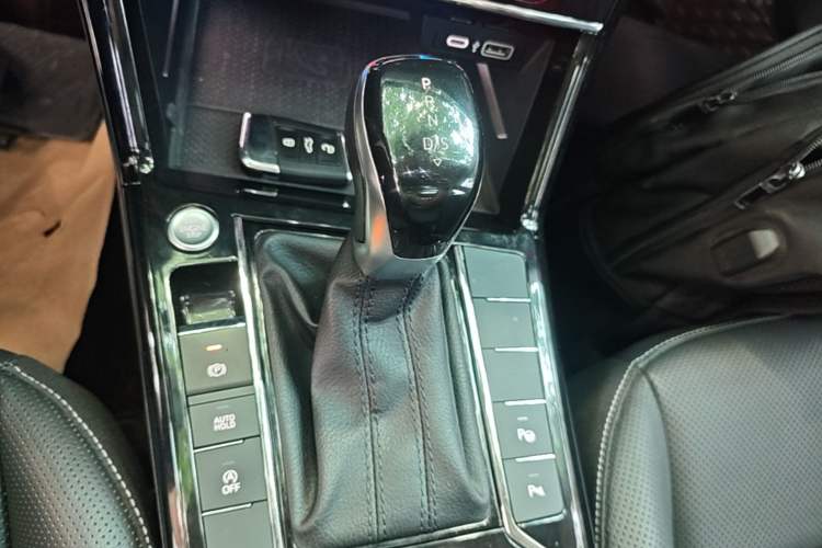 Used Volkswagen Passat 2022 330TSI Starry Luxury Edition – Exclusive Special Edition Gear Lever