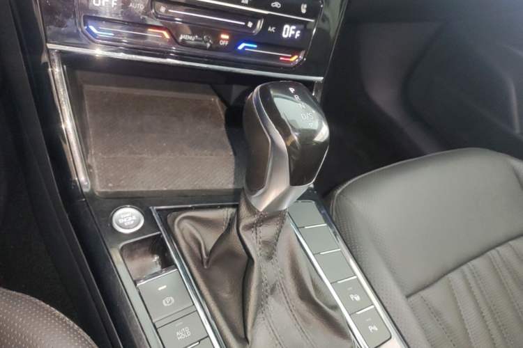 Used Volkswagen Passat 2022 330TSI Starry Luxury Edition – Exclusive Special Edition Gear Lever