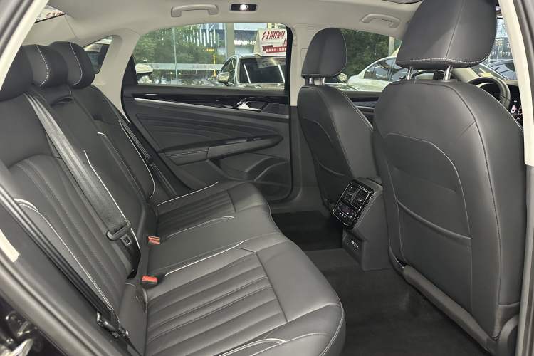 Used Volkswagen Passat 2022 330TSI Starry Elite Edition Interior 4