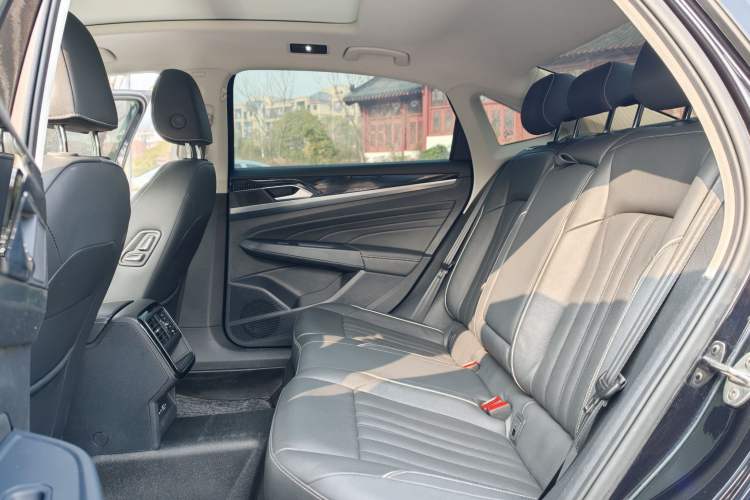Used Volkswagen Passat 2022 330TSI Elite Edition Custom Version Interior 4