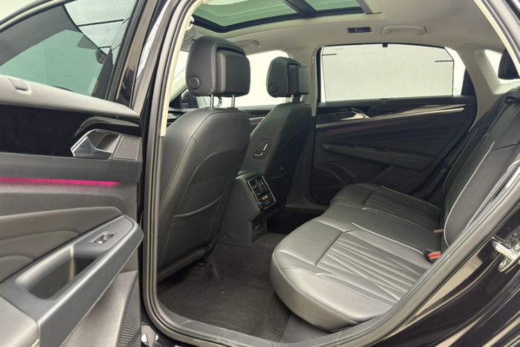 Used Volkswagen Passat 2022 330TSI Luxury Edition Interior 8