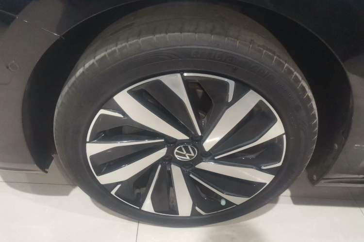 Used Volkswagen Passat 2022 330TSI Starry Luxury Edition – Exclusive Special Edition Left Front Wheel Hub
