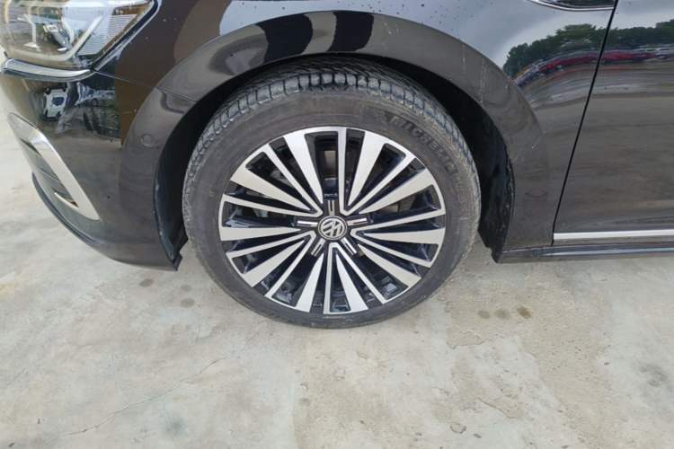 Used Volkswagen Passat 2022 330TSI Luxury Edition Left Front Wheel Hub