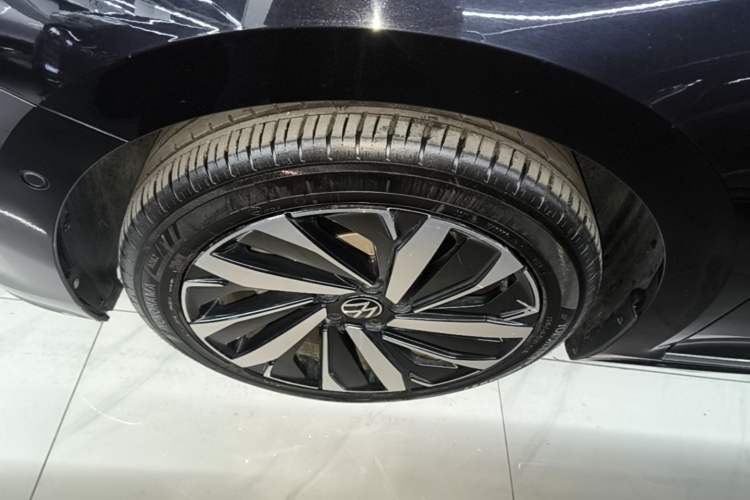 Used Volkswagen Passat 2022 330TSI Luxury Edition Left Front Wheel Hub
