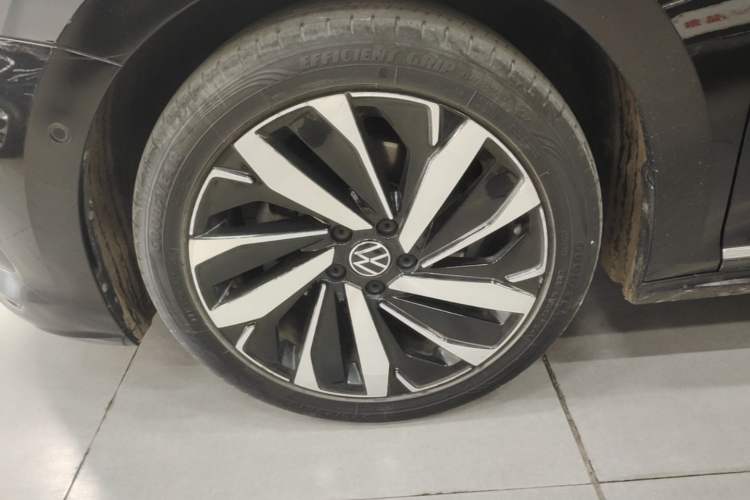Used Volkswagen Passat 2022 330TSI Luxury Edition Left Front Wheel Hub
