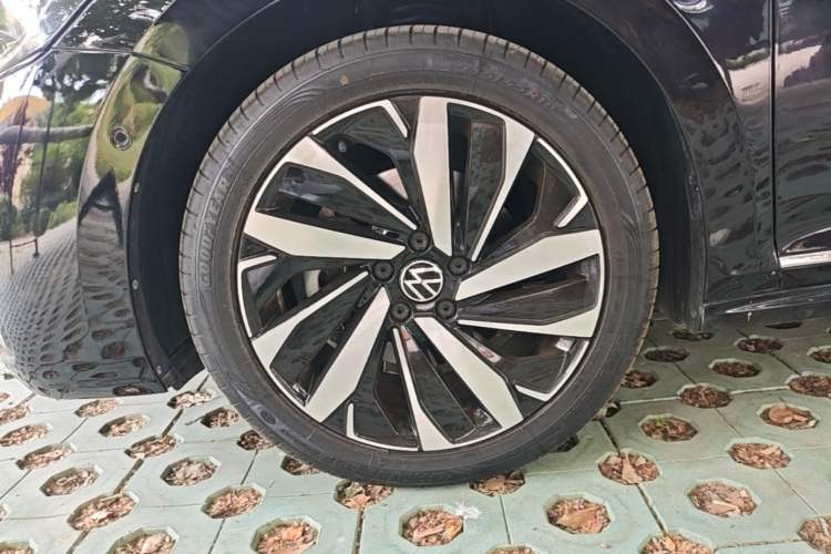 Used Volkswagen Passat 2022 330TSI Starry Luxury Edition – Exclusive Special Edition Left Front Wheel Hub