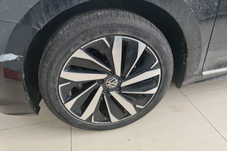 Used Volkswagen Passat 2022 330TSI Luxury Edition Left Front Wheel Hub