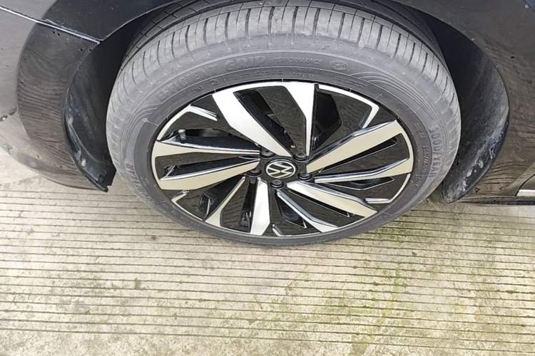 Used Volkswagen Passat 2022 330TSI Elite Edition Custom Version Left Front Wheel Hub