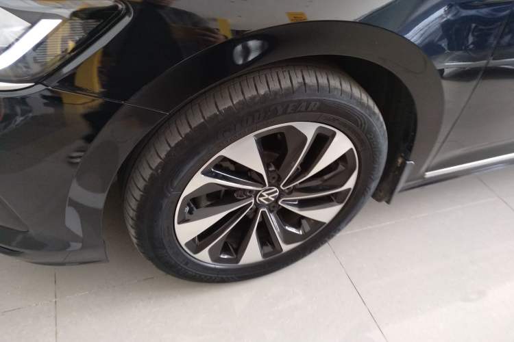 Used Volkswagen Passat 2022 330TSI Elite Edition Custom Version Left Front Wheel Hub