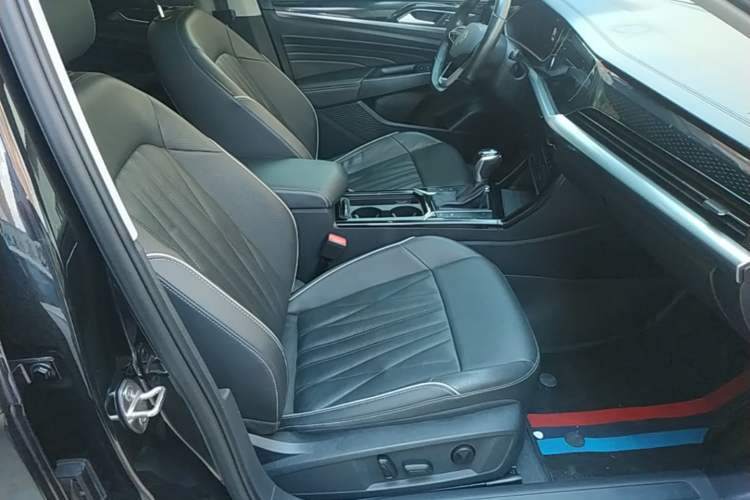 Used Volkswagen Passat 2022 330TSI Luxury Edition Custom Version Right Front Seat