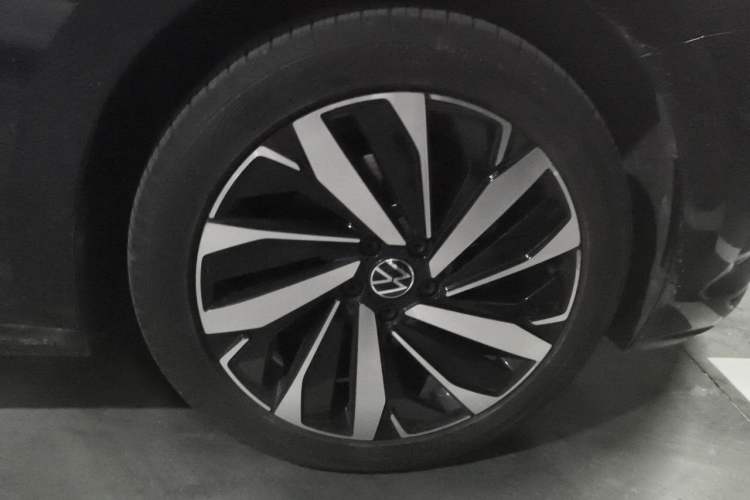 Used Volkswagen Passat 2022 330TSI Luxury Edition Right Front Wheel Hub