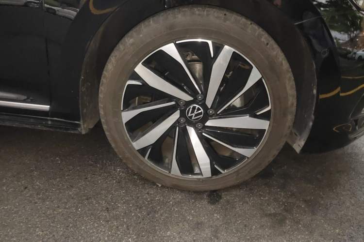 Used Volkswagen Passat 2022 330TSI Luxury Edition Right Front Wheel Hub