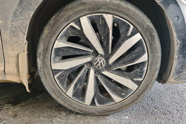 Used Volkswagen Passat 2022 330TSI Luxury Edition Right Front Wheel Hub