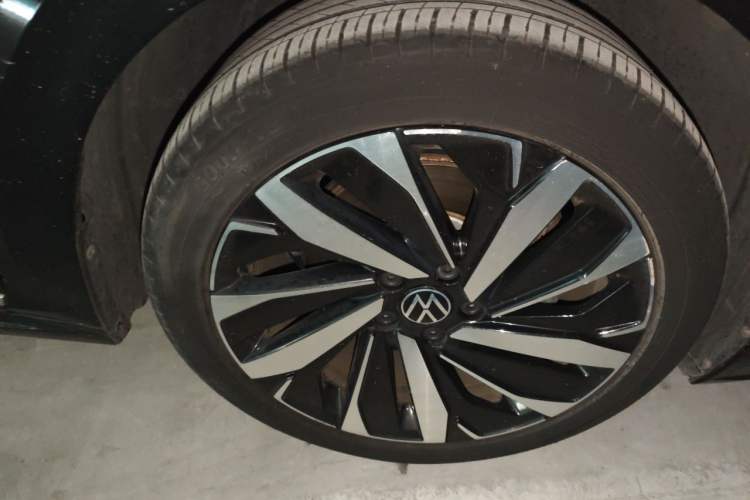 Used Volkswagen Passat 2022 330TSI Luxury Edition Right Front Wheel Hub