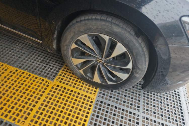 Used Volkswagen Passat 2022 280TSI Elite Edition Right Front Wheel Hub