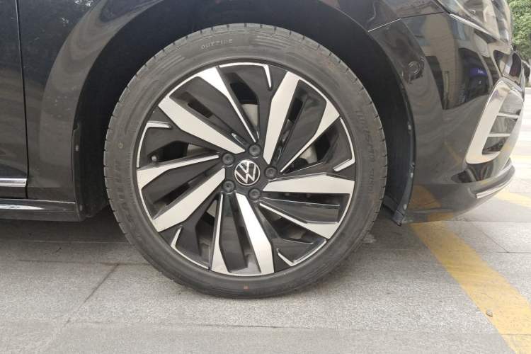 Used Volkswagen Passat 2022 330TSI Luxury Edition Right Front Wheel Hub