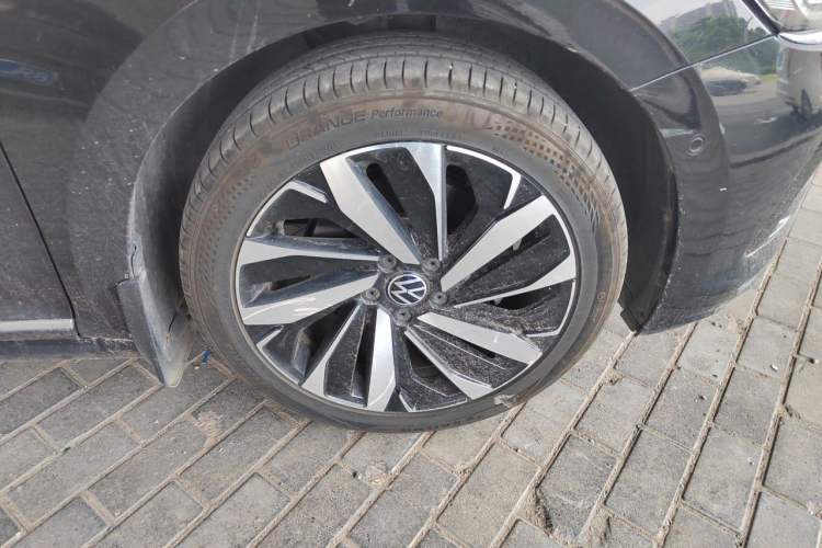 Used Volkswagen Passat 2022 330TSI Luxury Edition Right Front Wheel Hub