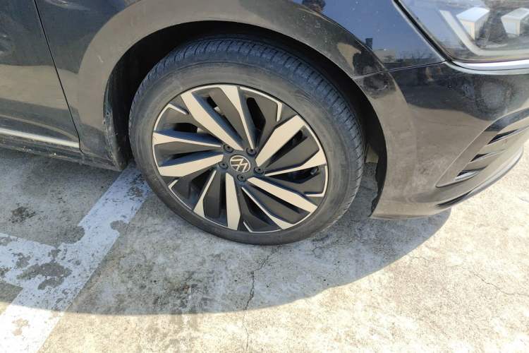 Used Volkswagen Passat 2022 330TSI Elite Edition Right Front Wheel Hub