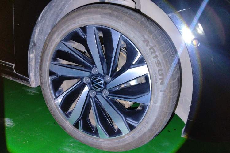 Used Volkswagen Passat 2022 330TSI Luxury Edition Right Front Wheel Hub