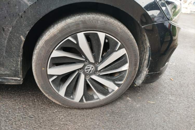 Used Volkswagen Passat 2022 330TSI Elite Edition Right Front Wheel Hub