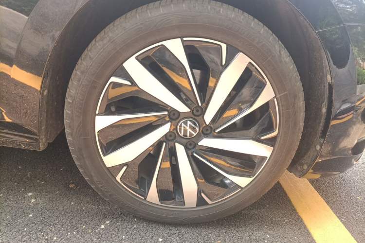 Used Volkswagen Passat 2022 330TSI Elite Edition Right Front Wheel Hub