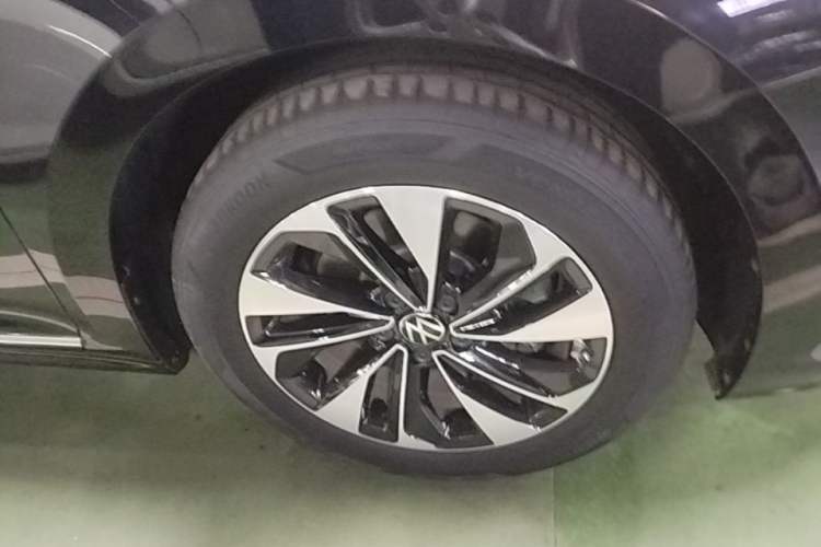 Used Volkswagen Passat 2022 330TSI Elite Edition Right Front Wheel Hub