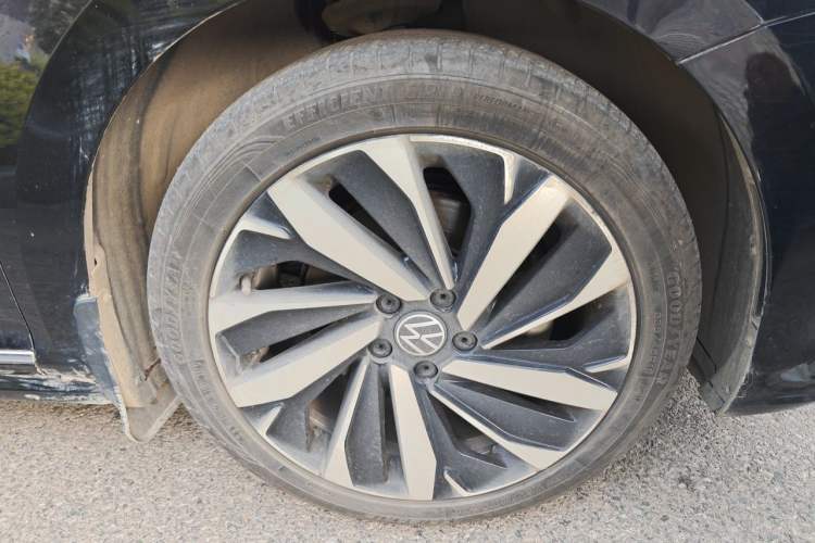 Used Volkswagen Passat 2022 330TSI Elite Edition Right Front Wheel Hub