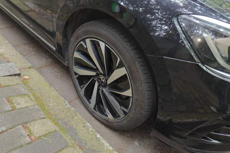 Used Volkswagen Passat 2022 330TSI Elite Edition Right Front Wheel Hub