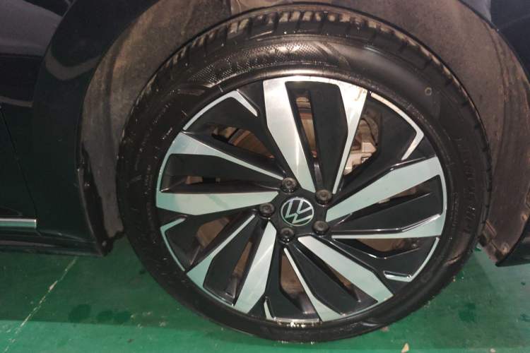 Used Volkswagen Passat 2022 330TSI Elite Edition Right Front Wheel Hub