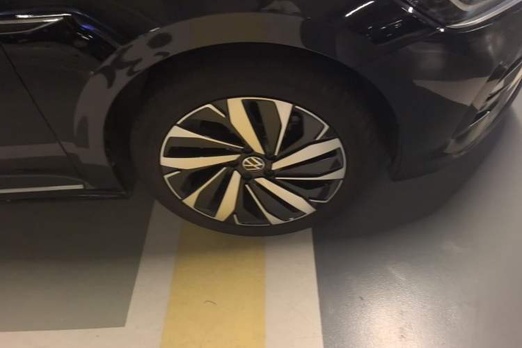 Used Volkswagen Passat 2022 330TSI Luxury Edition Right Front Wheel Hub