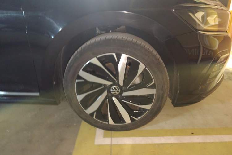 Used Volkswagen Passat 2022 330TSI Elite Edition Right Front Wheel Hub