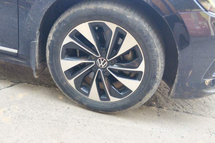 Used Volkswagen Passat 2022 330TSI Elite Edition Right Front Wheel Hub