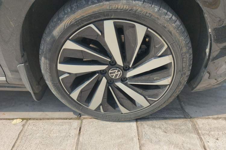 Used Volkswagen Passat 2022 330TSI Luxury Edition Right Front Wheel Hub