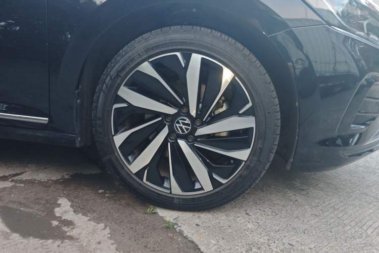 Used Volkswagen Passat 2022 330TSI Luxury Edition Right Front Wheel Hub