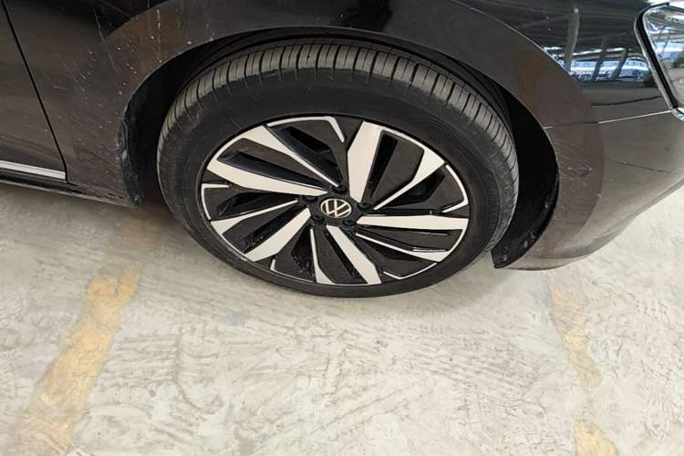 Used Volkswagen Passat 2022 330TSI Luxury Edition Right Front Wheel Hub