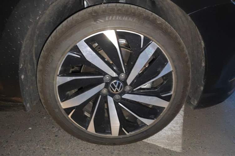 Used Volkswagen Passat 2022 330TSI Luxury Edition Right Front Wheel Hub