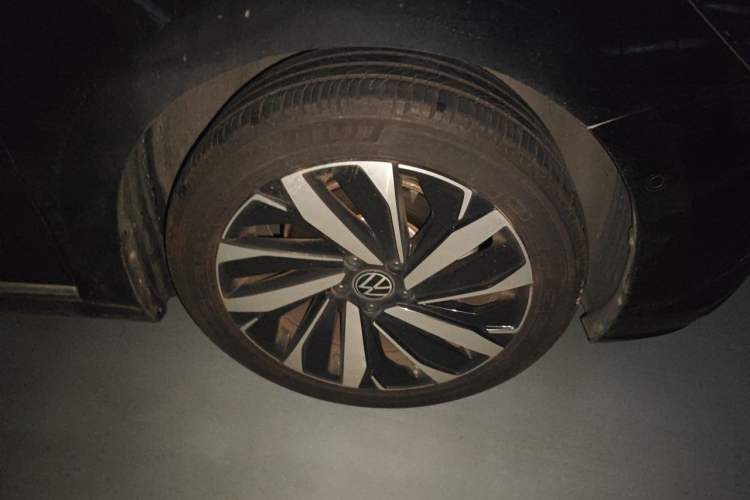 Used Volkswagen Passat 2022 330TSI Luxury Edition Right Front Wheel Hub