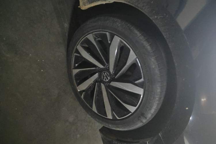 Used Volkswagen Passat 2022 330TSI Luxury Edition Right Front Wheel Hub