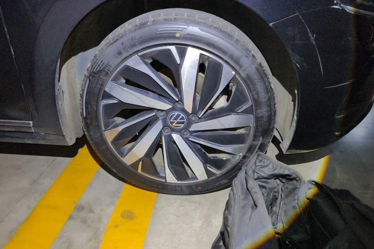 Used Volkswagen Passat 2022 330TSI Elite Edition Right Front Wheel Hub