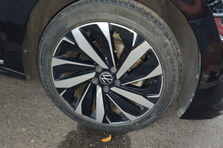 Used Volkswagen Passat 2022 330TSI Luxury Edition Right Front Wheel Hub