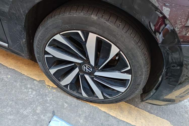 Used Volkswagen Passat 2022 330TSI Luxury Edition Right Front Wheel Hub
