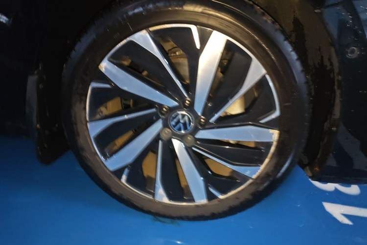 Used Volkswagen Passat 2022 330TSI Luxury Edition Right Front Wheel Hub
