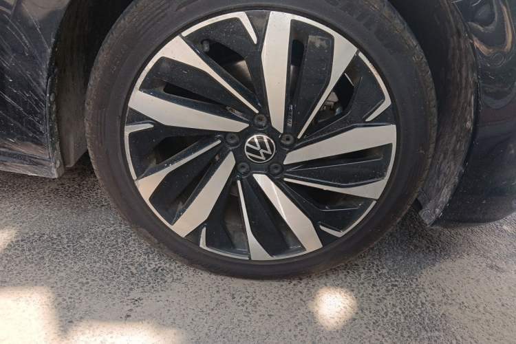Used Volkswagen Passat 2022 330TSI Luxury Edition Right Front Wheel Hub