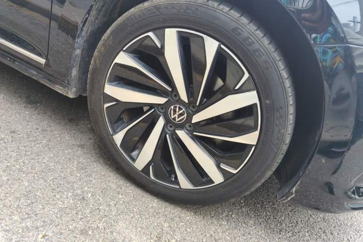 Used Volkswagen Passat 2022 330TSI Elite Edition Right Front Wheel Hub