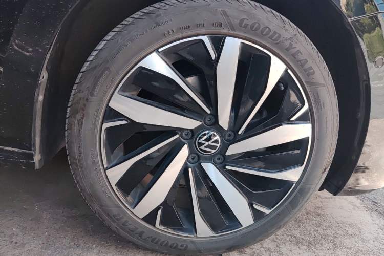Used Volkswagen Passat 2022 330TSI Luxury Edition Right Front Wheel Hub