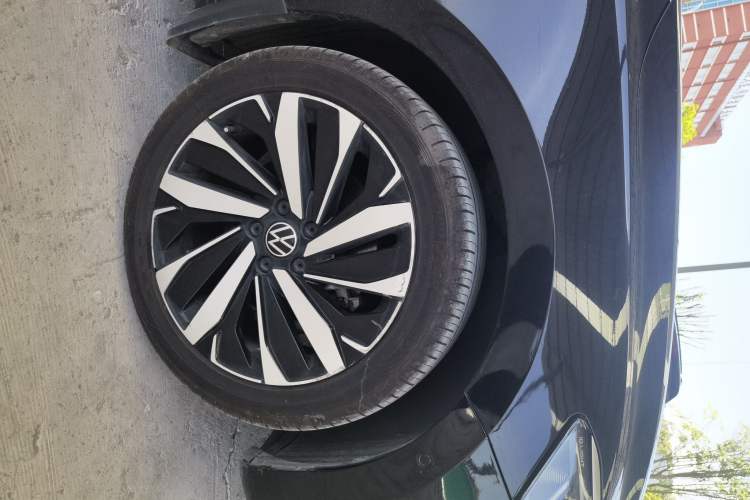 Used Volkswagen Passat 2022 330TSI Luxury Edition Right Front Wheel Hub