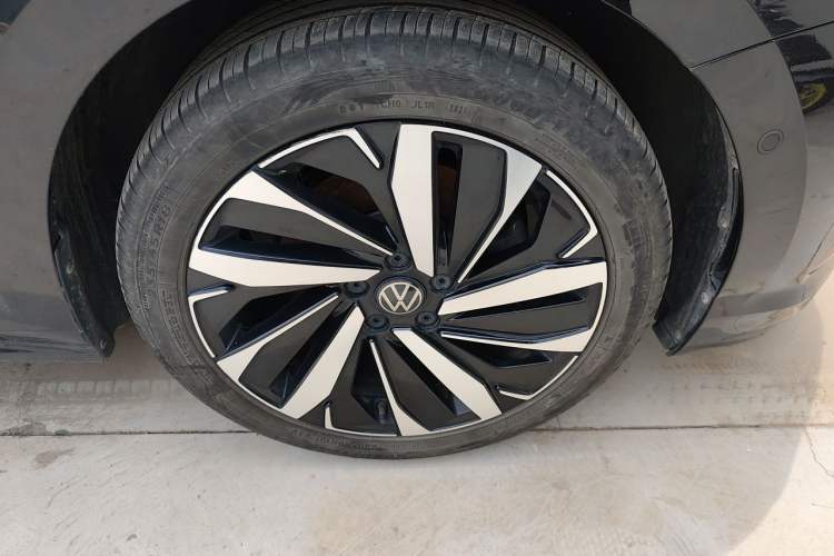 Used Volkswagen Passat 2022 330TSI Luxury Edition Right Front Wheel Hub