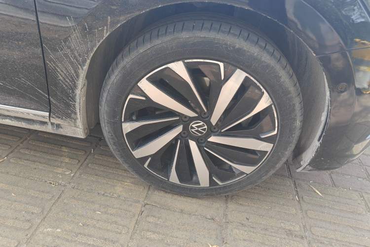 Used Volkswagen Passat 2022 330TSI Luxury Edition Right Front Wheel Hub