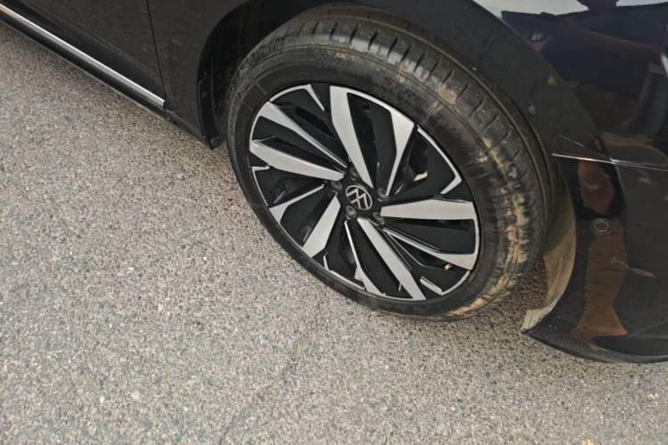 Used Volkswagen Passat 2022 330TSI Luxury Edition Right Front Wheel Hub