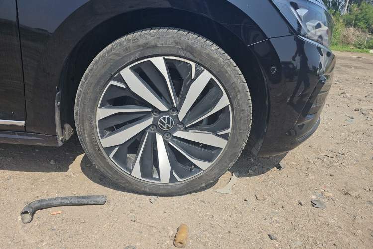 Used Volkswagen Passat 2022 330TSI Luxury Edition Right Front Wheel Hub